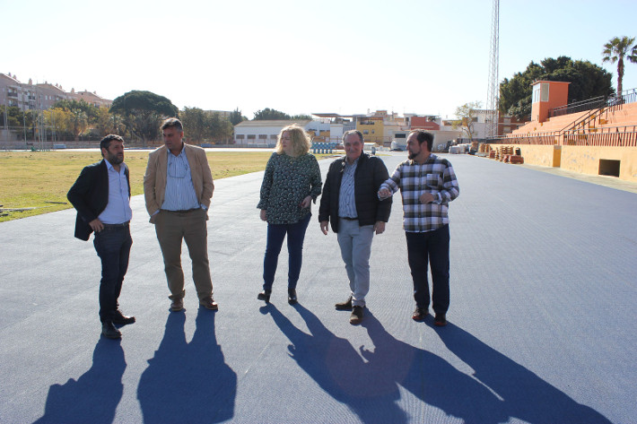 La renovación del pavimento sintético de la pista de atletismo y de su entorno encara la recta final tras una inversión de más de 400.000 euros